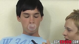 Cock riding teenager chews on bubble cling with boyfriend